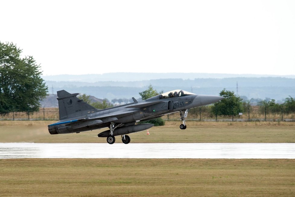 Ze základny v Čáslavi vyletěly 8. srpna 2018 dvě stíhačky Gripen, aby doprovodily letadlo s ostatky tří českých vojáků.