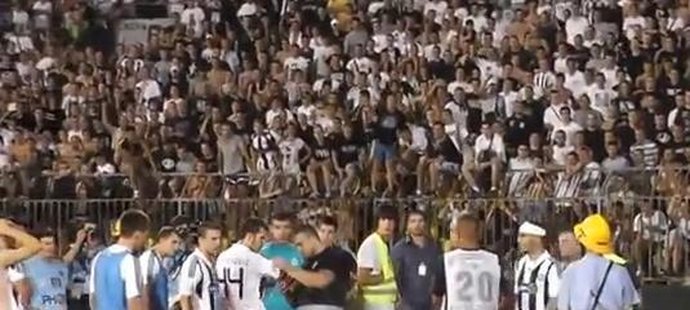 Šéf ultras Partizanu Bělehrad neunesl vyřazení ve 3. předkole Ligy mistrů a odebral kapitánovi pásku