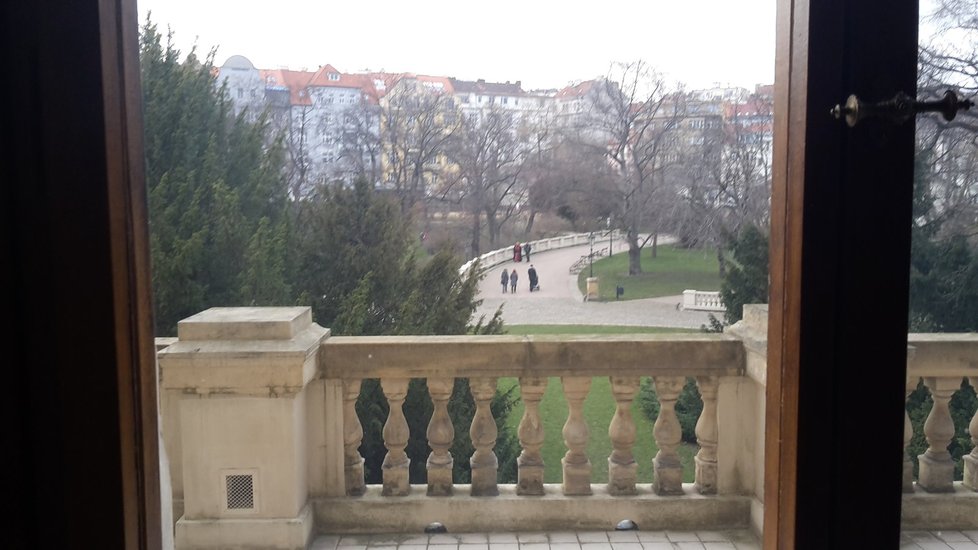 Pohled z okna Gröbeho vily na park