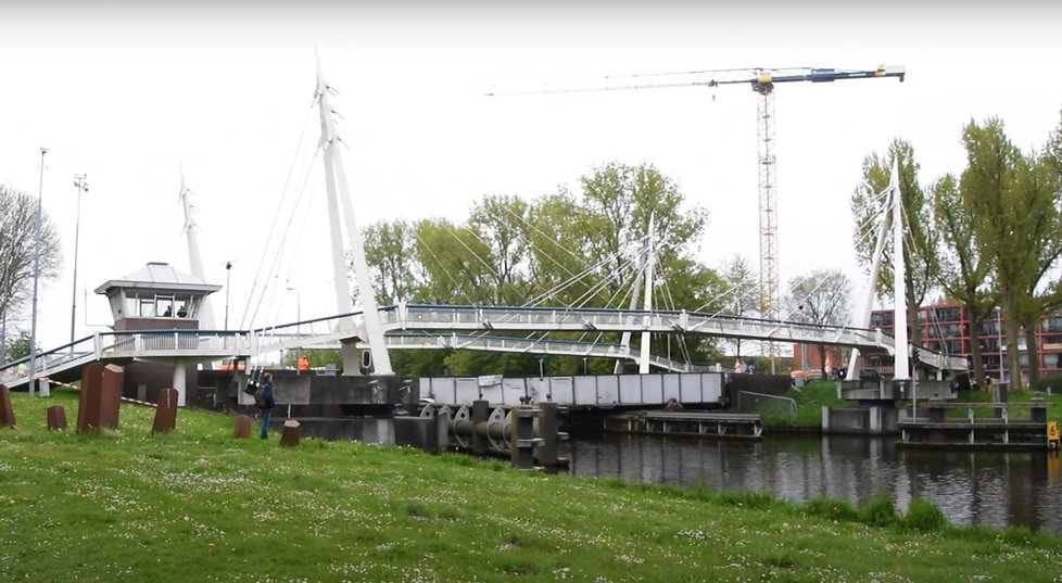 Poničený otočný most v nizozemském Groningenu