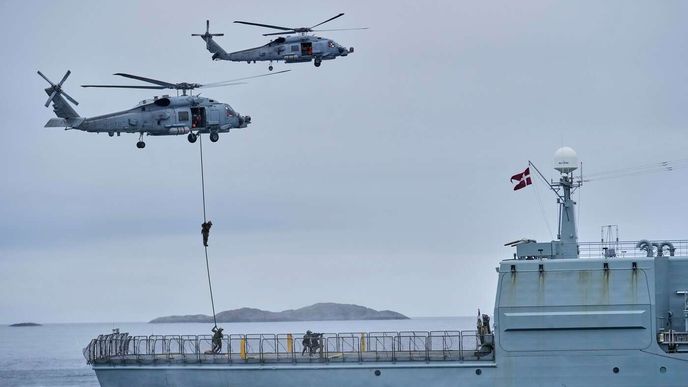 Británie a Německo s dalšími zeměmi řeší posílení vojenské přítomnosti v Grónsku. Británie a Německo s dalšími zeměmi řeší posílení vojenské přítomnosti v Grónsku. 