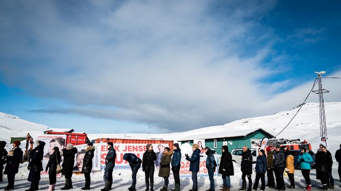 Fronta před volební místnosti v grónské metropoli Nuuk. Volby přinesly zásadní politický zvrat.
