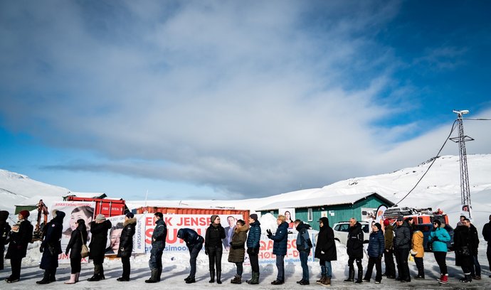 Fronta před volební místnosti v grónské metropoli Nuuk. Volby přinesly zásadní politický zvrat.