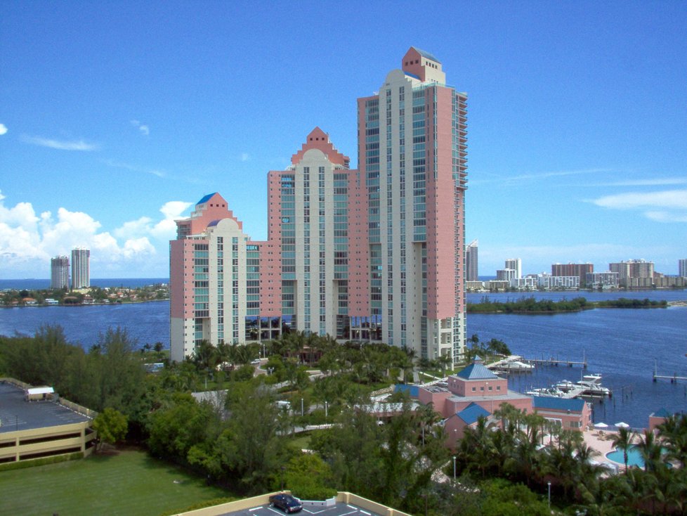 Za 13 milionů koupil Gross byt v komplexu Hidden Bay na Floridě