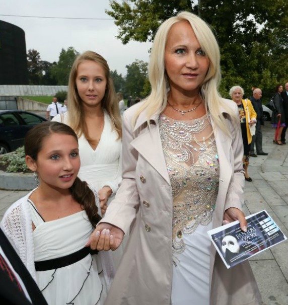 Vdova po Stanislavu Grossovi Šárka a dvě dcery Denisa (vzadu) a Natálka