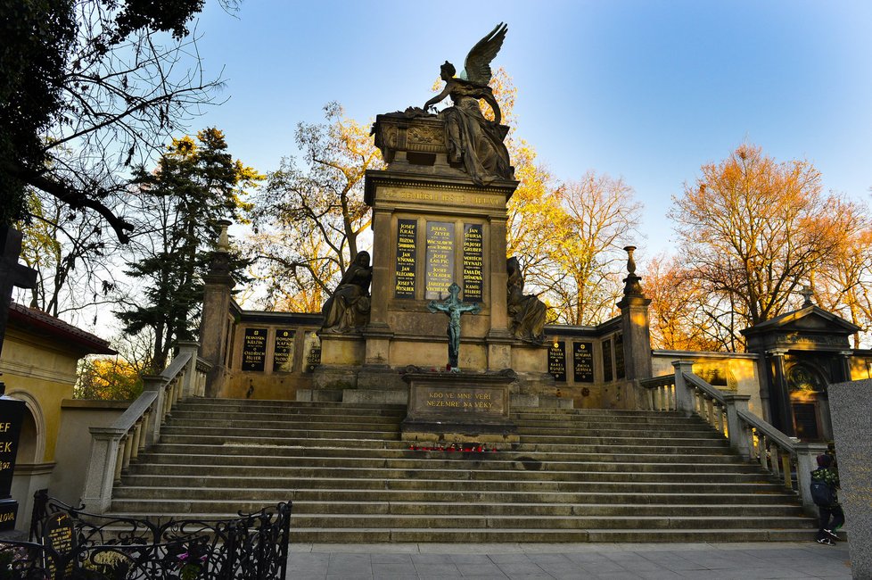 Mezi pohřbenými velikány na vyšehradském Slavíně odpočívá také romantický básník Karel Hynek Mácha. (ilustrační foto)