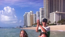 Takhle před lety na Floridě Gross dováděl s dcerkami Denisou a Natálkou.