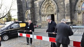 Pohřební služba obestavila kolem vchodu do baziliky zábrany