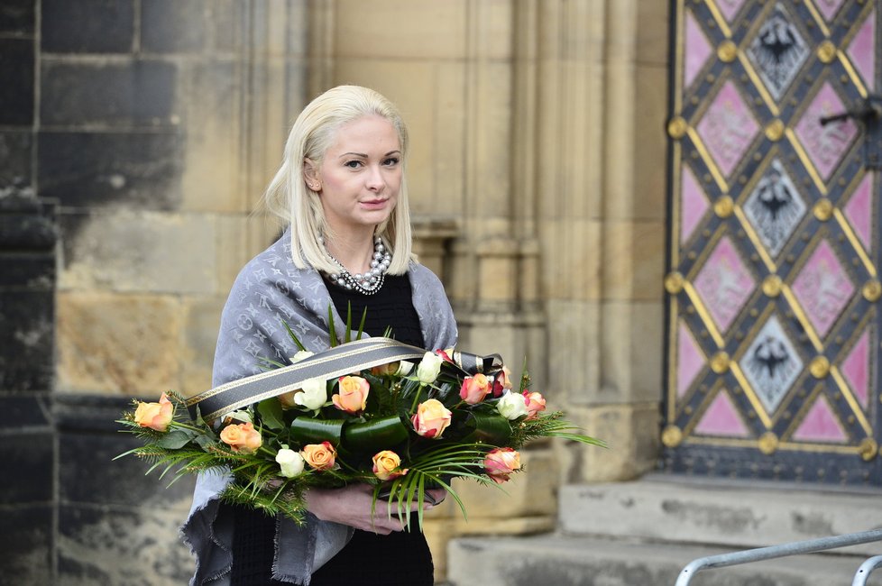 Chovancova asistentka přinesla ministrovi květiny