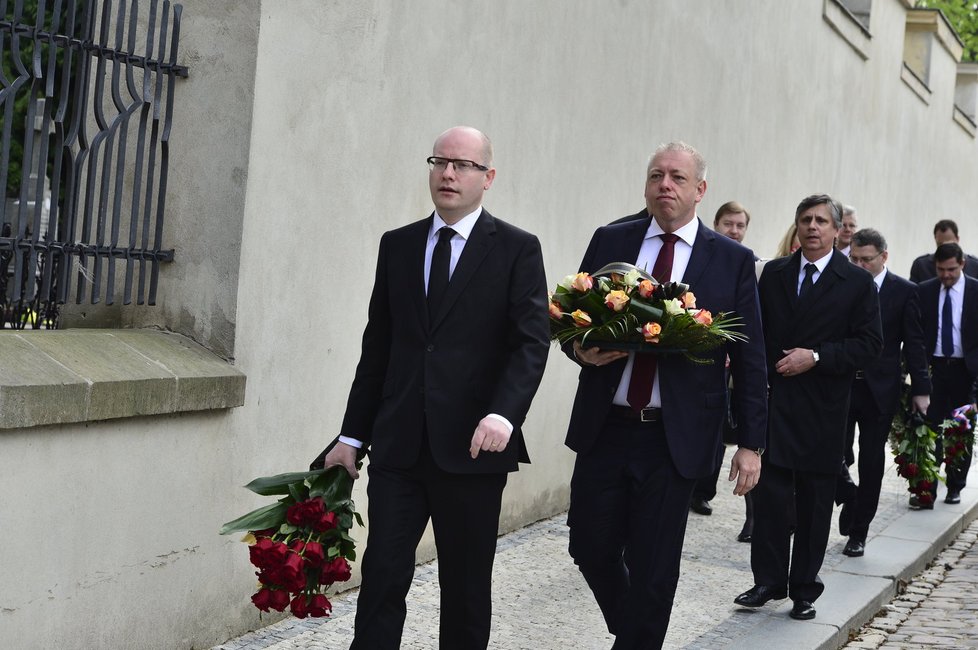 Politici v čele s premiérem Sobotkou a Milanem Chovancem se jdou poklonit památce Stanislava Grosse