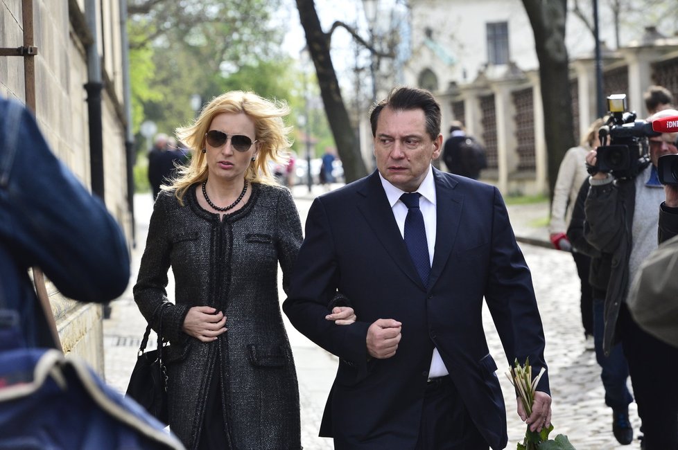Manželé Paroubkovi přicházejí na pohřeb Stanislava Grosse