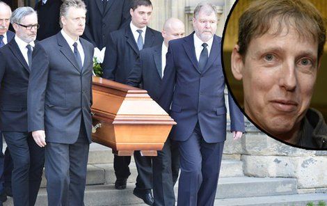 Pohřeb Stanislava Grosse (†45), kamarádi vynášejí rakev s ostatky expreiméra.