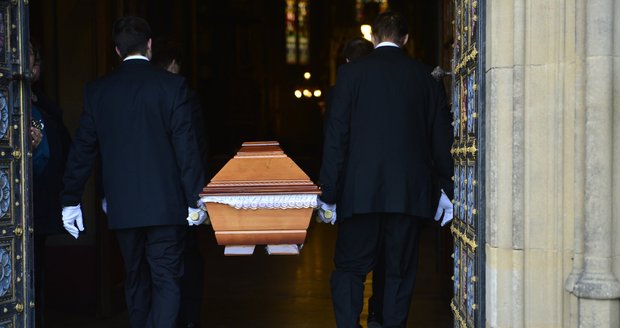 Pohřební služba přiváží rakev s ostatky Stanislava Grosse