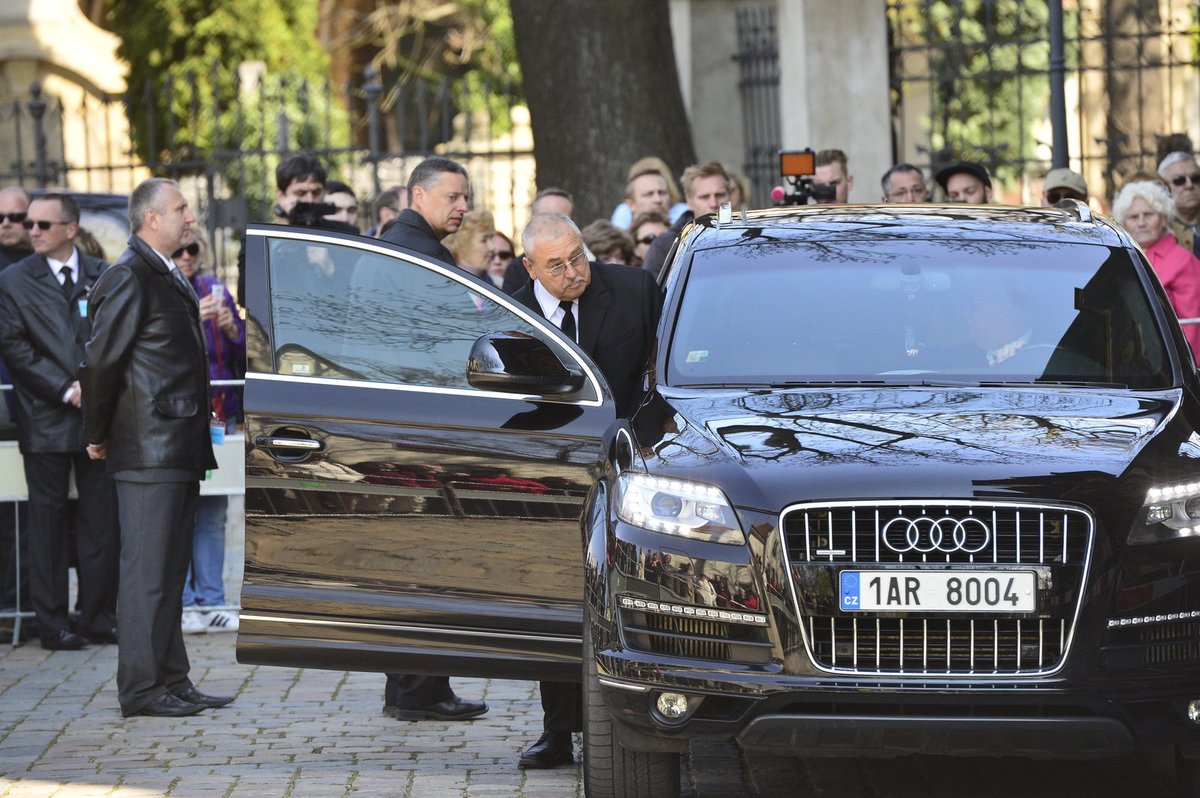 Otec zemřelého politika.