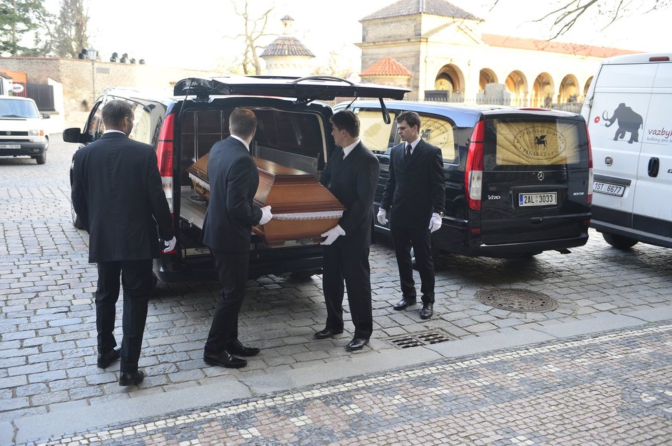 Pohřební služba přiváží rakev s ostatky Stanislava Grosse