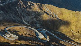 Slavná vysokohorská silnice u hory Grossglockner