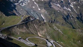 Slavná vysokohorská silnice u hory Grossglockner