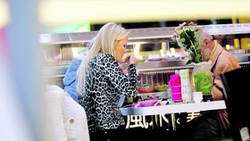 11:26 V nákupním centru si multimilionářka dala sraz s rodiči. Ti jí – protože měla narozeniny – přinesli květinu a dali si s ní sushi.