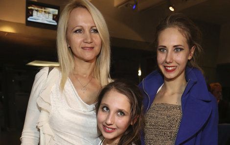 Šárka Grossová s dcerami Denisou a Natálkou.