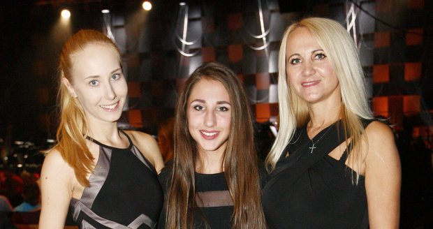 Šárka Grossová s dcerami Denisou a Natálií.