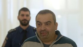 Jeden z údajných organizátorů nelegálního převozu migrantů Zdenko Grundza přichází v doprovodu justiční stráže k pražskému městskému soudu