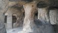 Některé prostory ve skalním městě Uplisciche jsou relativně zachované včetně vytesané výzdoby.