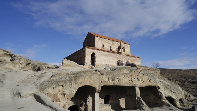 Kostel z 9. či 10. století n. l. uvnitř skalního města Uplisciche.