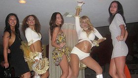 Z téhle fotografie média uzuzují, že ministryně byla striptérka. Kobaliová stojí uprostřed.