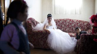 Okradeni o dospívání: Předem domluvené sňatky v Gruzii zachyceny na silných fotografiích