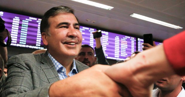 Exprezidenta po návratu z exilu zadrželi. Saakašvili se pokouší promluvit do voleb v Gruzii
