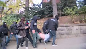 Protesty v Gruzii: policie zbila a zadržela vůdce jednoho z hlavních opozičních uskupení Niku Gvaramiu (prosinec 2024).