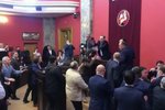 Rvačka mezi poslanci kvůli "ruskému zákonu". V Gruzii se strhly i protesty před parlamentem