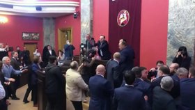Rvačku poslanců zachytilo video! „Je to ruský zákon,“ varuje opozice v Gruzii před přiblížením k Putinovi 