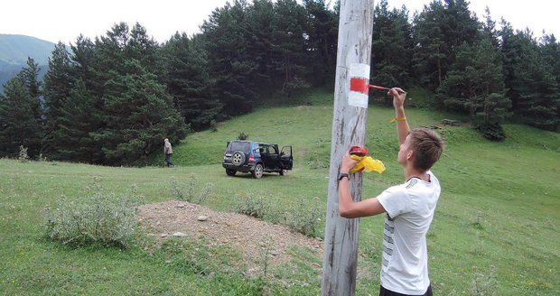 Češi na Kavkaze malují turistické značky. Gruzie se otevírá cestovatelům