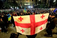 „Nechceme zpět do Sovětského svazu!“ Gruzínci po volbách vyšli do ulic, přidala se prezidentka
