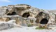 Komplex skalních místností a chodeb o rozloze okolo dvaceti hektarů zde začal vznikat pravděpodobně již v šestém století před Kristem.