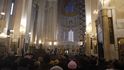 Uvnitř katedrály Nejsvětější trojce v Tbilisi během oslav svátku svatého Jiří
