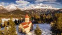 Gruzínským kostelíkům to v zimní krajině sluší