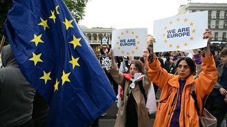 Drtivá většina Gruzínců chce do EU. Vláda jim ale servíruje ruské metody