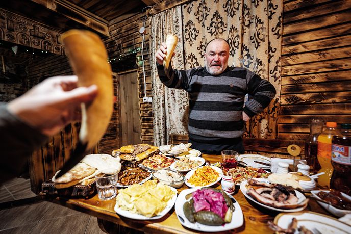 Gruzínský styl stolování a velkolepého pohoštění s velkým množstvím alkoholu