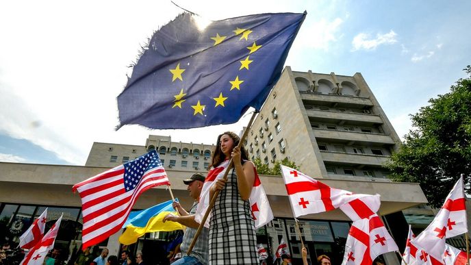 Gruzínci podporují vstup do EU a jsou kritičtí k vládě, která se zdráhá připojit k sankcím proti Rusku kvůli invazi na Ukrajinu. Pevnější vztah k EU chce vytvořit i obchodními vazbami.