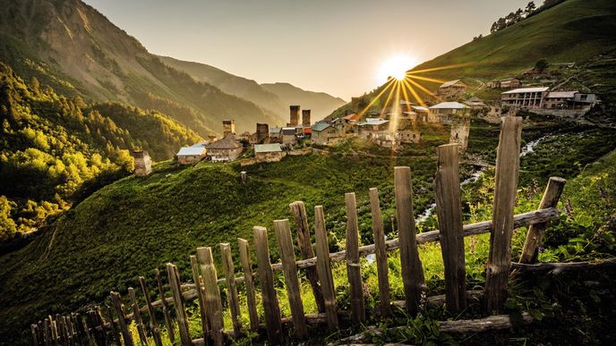 Vesnice Adiši s typickým dřevěným plaňkovým plotem, podél kterých se ve Svanetii můžete toulat