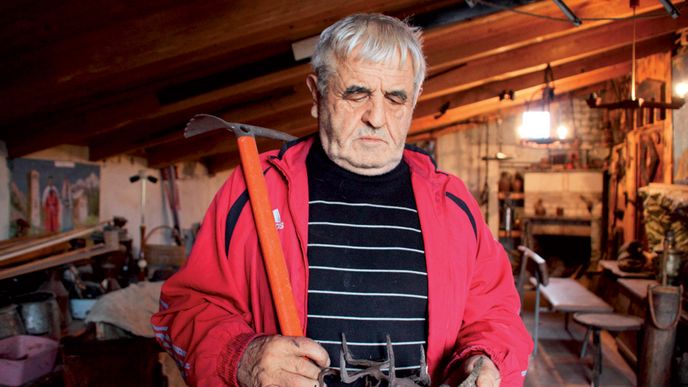 Džumber Kachiani je živoucí legendou kavkazského alpinismu. Na půdě domu, kde žije má i horolezecké muzeum.