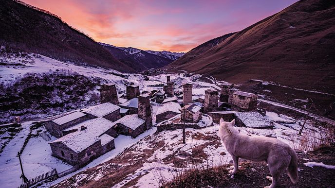 Mrazivý zimní večer v opevněné kamenné vesnici Ušguli
