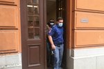 Eskorta odvádí od krajského soudu v Brně Gruzince Giorgi K. (31). Chtěl ukrást cukrovinky za 331 korun, pořezal přitom nožem do obličeje prodavačku, která mu v krádeži bránila.