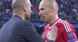 Pep Guardiola emotivně burcuje Arjena Robbena a předává mu další taktické pokyny.
