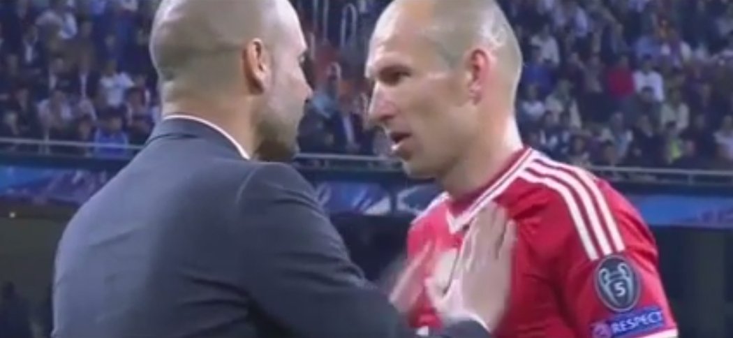 Pep Guardiola emotivně burcuje Arjena Robbena a předává mu další taktické pokyny.