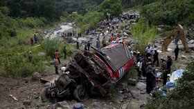 Autobus nejprve narazil do skály a poté se zřítil do kaňonu