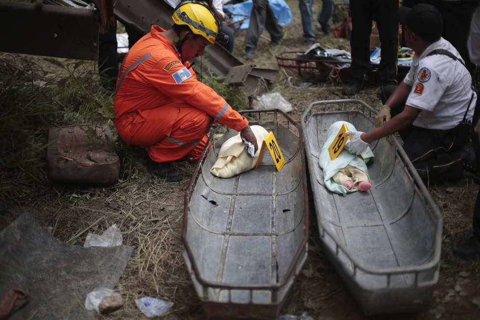Snímky ze silničního neštěstí v Guatemale: Při nehodě autobusu zemřelo nejméně 44 lidí