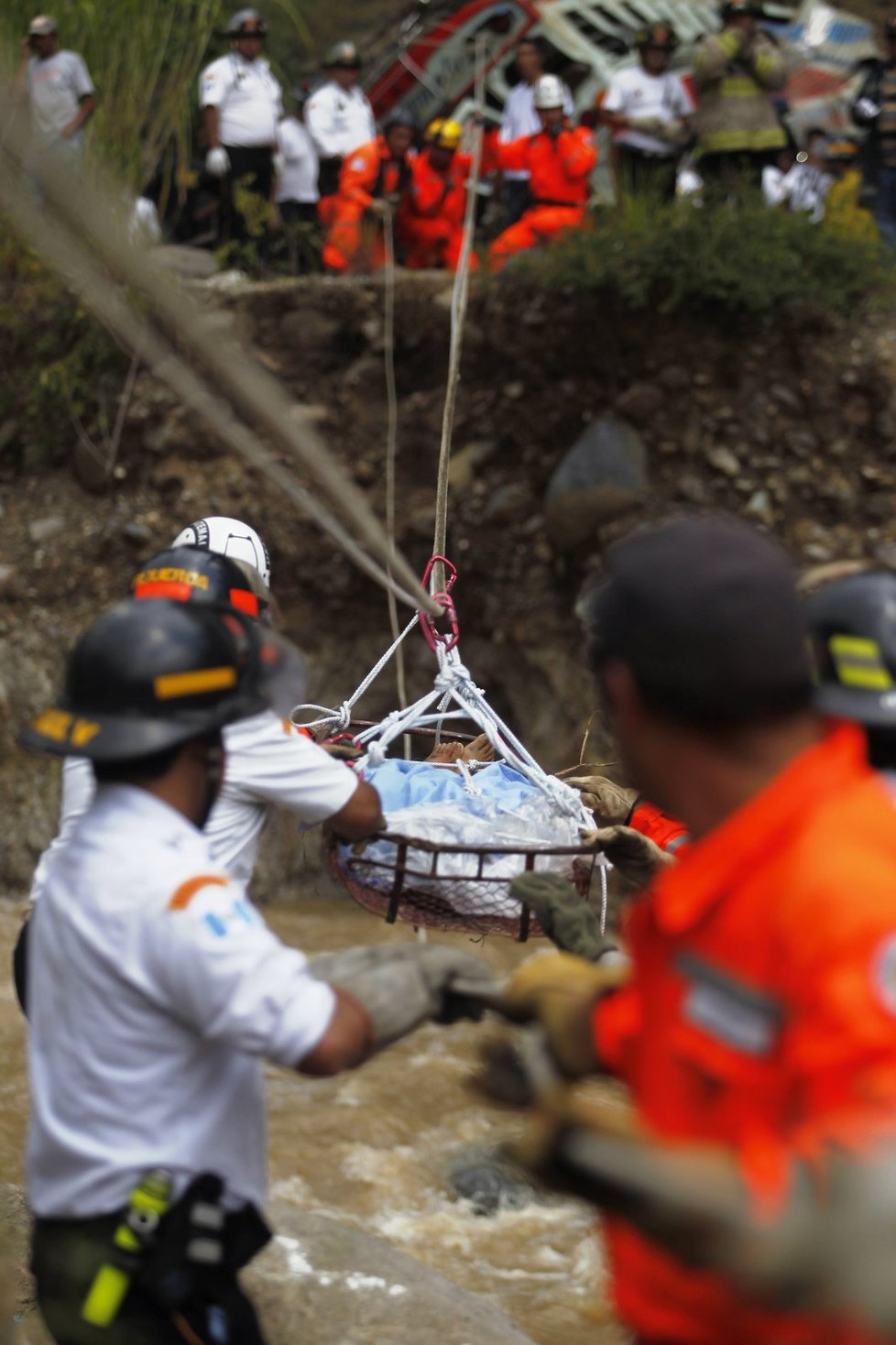 Autobus spadl do říčního koryta, záchranná akce byla o to náročnější. 44 lidem však nedokázali záchranáři pomoci